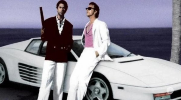 Ferrari Testarossa е един от онези автомобили, които веднага се разпознават дори от тези, които нямат бензин в кръвта. Неговите безпогрешни линии са гравирани в паметта на няколко поколения, благодарение преди всичко на безброй участия във филми и телевизионни сериали. 

Очевидно е да споменем например бялата Testarossa от филма &bdquo;Miami Vice&ldquo;, дарена директно от Ferrari за производството на. популярния сериал, тъй като компанията беше раздразнен от &bdquo;използването на реплика на паяк Daytona&ldquo;. 

Но примерите са безкрайни - от италианското кино до по-новите хитове като &bdquo;Вълкът от Уолстрийт&ldquo; и &bdquo;Мистерията на убийството&ldquo;. Да не говорим за света на видеоигрите, като първият Outrun присъства във всяка аркадна игра. 